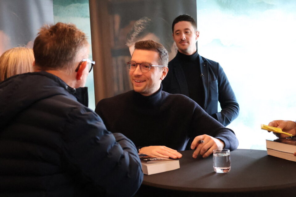 Jordan Bardella a déjà accueilli depuis 14h plusieurs centaines de ses admirateurs à l'hôtel Oceania, à Saint-Malo.