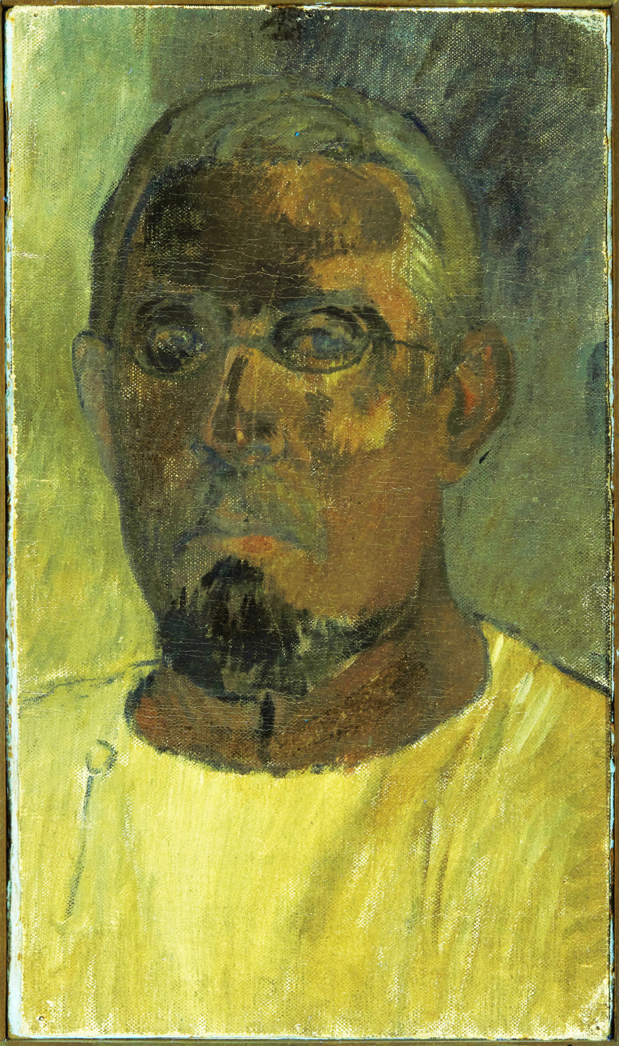 Portrait d’un homme avec des lunettes, en lumière ultraviolette, portant une chemise blanche.