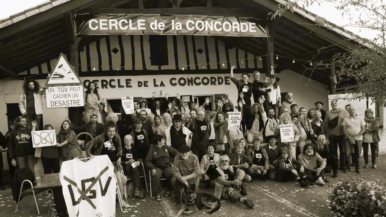 28 associations et 230 élus veulent la suspension de la consultation publique