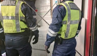 Dans cet entrepôt à deux pas de Lille, des douaniers traquent les colis illégaux