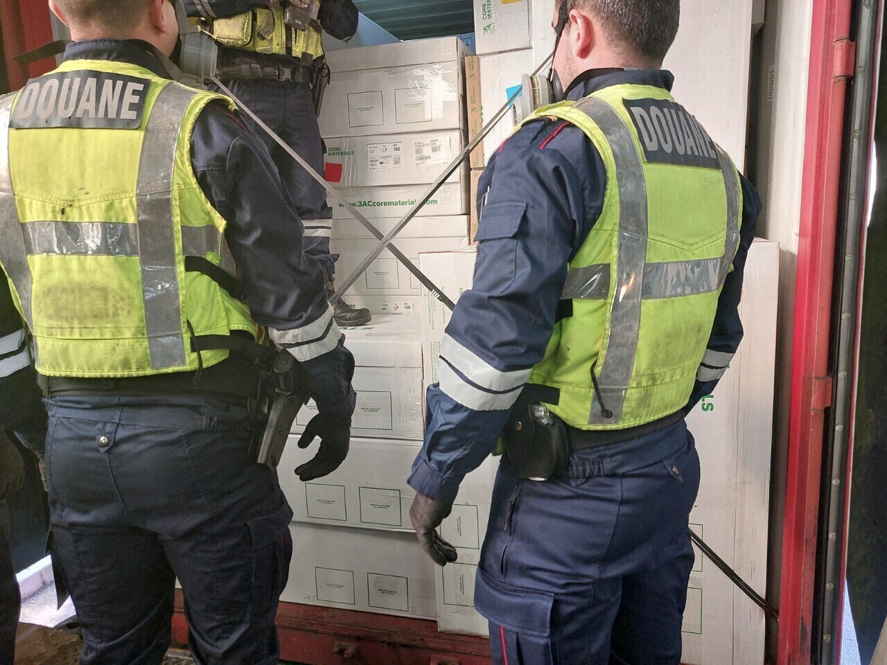 Dans cet entrepôt à deux pas de Lille, des douaniers traquent les colis illégaux