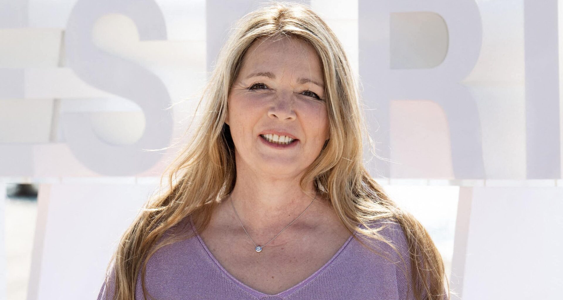 Hélène Rollès déçoit ses fans : elle annule un concert et refuse de le reporter