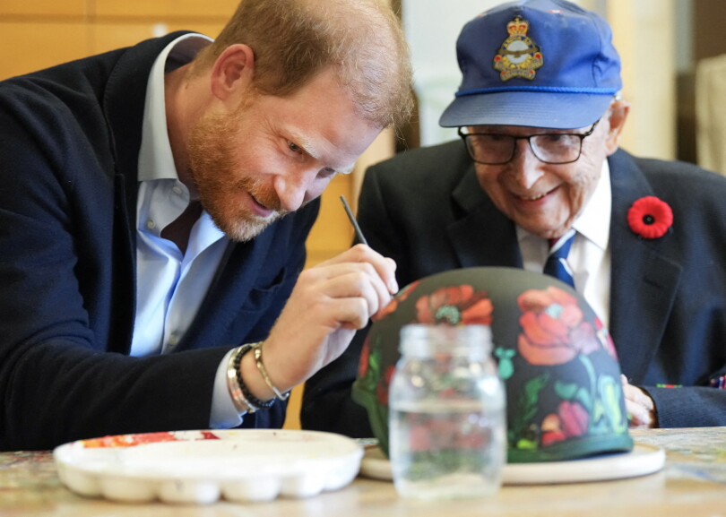 Le prince Harry peint un casque avec Jim LaForce, 101 ans, un vétéran canadien, au Sunnybrook Hospital's veterans centre à Toronto, le 6 novembre 2025.