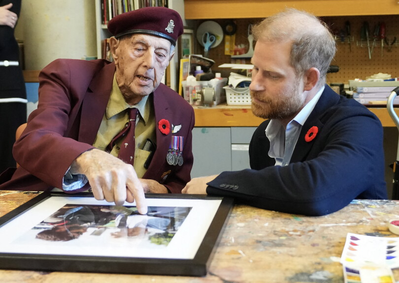 Le prince Harry discute avec Ed Marshall, un vétéran canadien, au Sunnybrook Hospital's veterans centre à Toronto, le 6 novembre 2025.