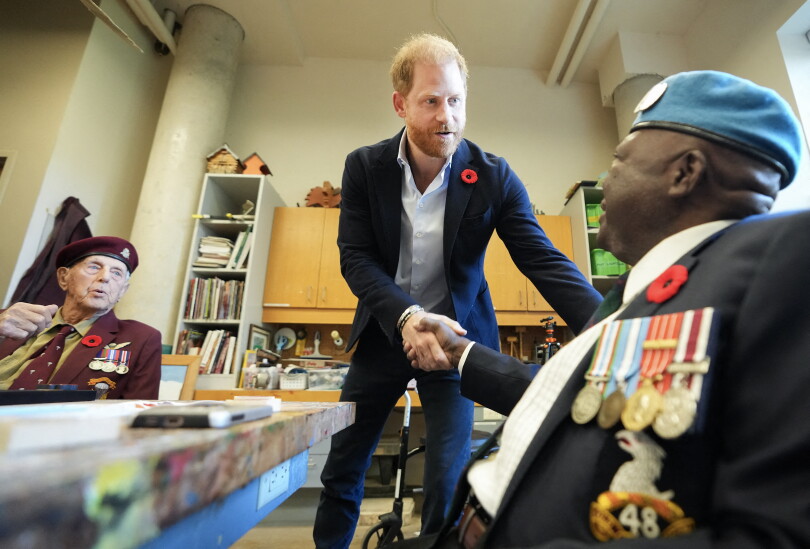 Le prince Harry serre la main de Ozzie Reece, un vétéran canadien, au Sunnybrook Hospital's veterans centre à Toronto, le 6 novembre 2025.