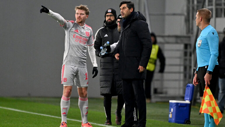 Paulo Fonseca en discussion avec Pavel Sulc lors de Maccabi Tel Aviv - OL