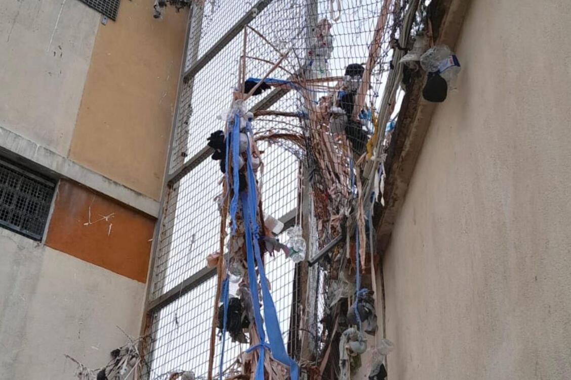 Les filets anti projections de la maison d’arrêt de Nice croulent littéralement sous le nombre de paquets envoyés depuis l’extérieur de l’établissement.