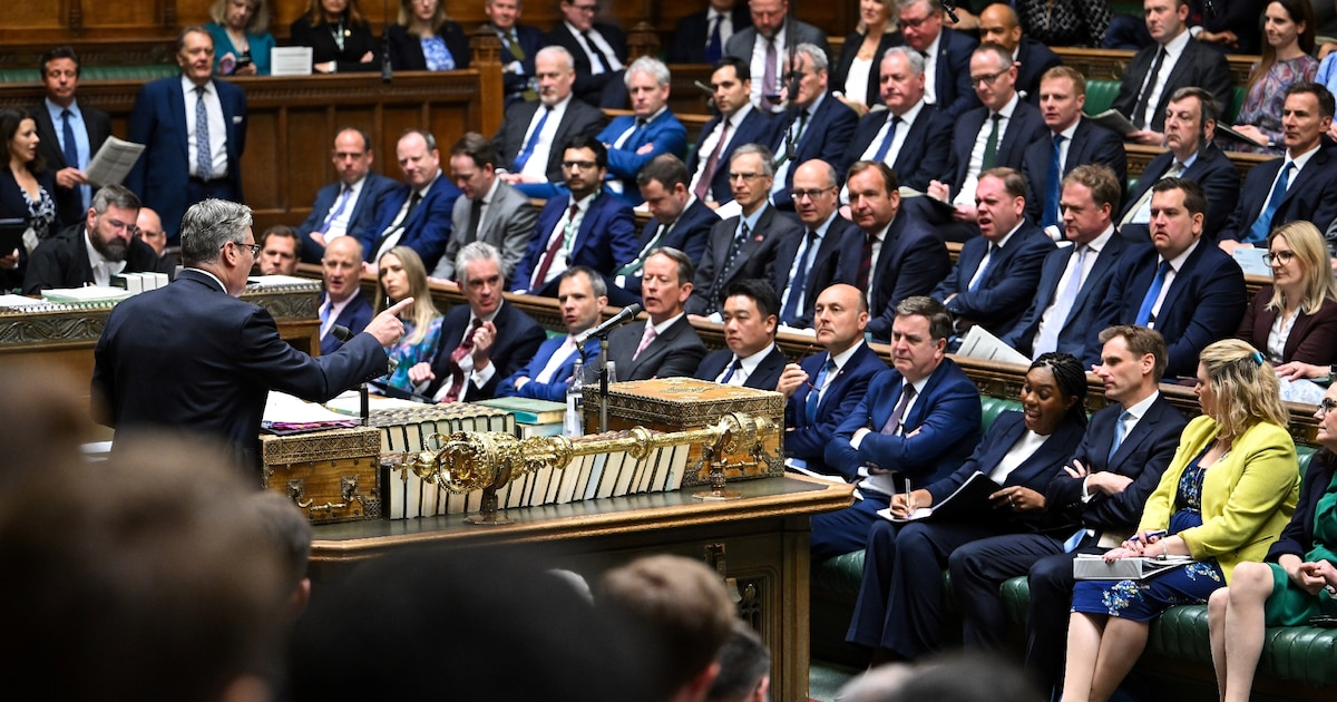 La photo fournie par le parlement britannique montre le premier ministre Keir Starmer qui pointe du doigt Kemi Badenoch, le chef des conservateurs, principal parti d'opposition