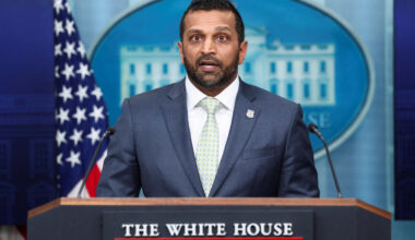 « Il fait un excellent travail » : Trump soutient le directeur du FBI, après des rumeurs disant qu’il veut le licencier