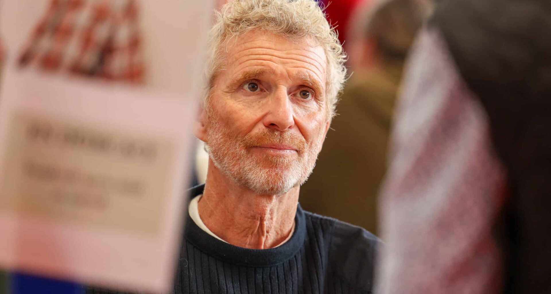 Denis Brogniart : photo gênante d’enfants dans son livre tout juste publié, l’animateur interpellé