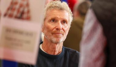 Denis Brogniart : photo gênante d’enfants dans son livre tout juste publié, l’animateur interpellé