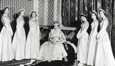 La reine Élisabeth II le 2 juin 1953, entourée de ses demoiselles d'honneur, par Cecil Beaton. Lady Anne est la deuxième à gauche.
