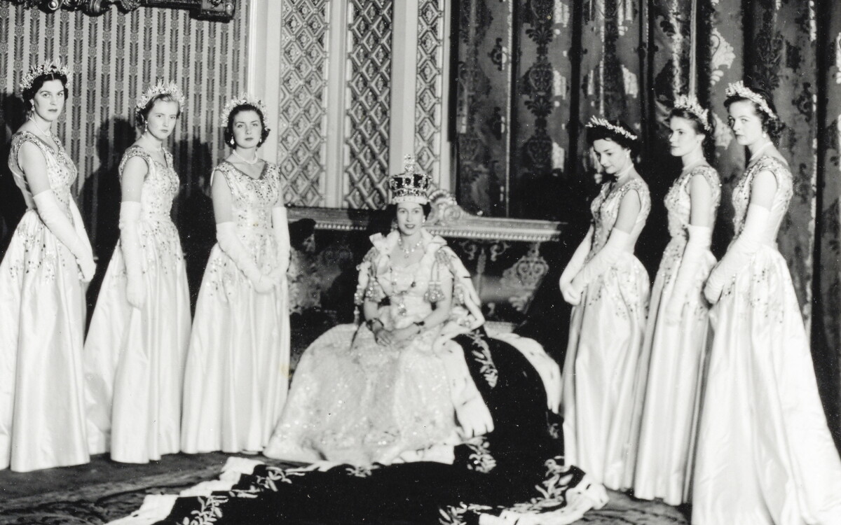 La reine Élisabeth II le 2 juin 1953, entourée de ses demoiselles d'honneur, par Cecil Beaton. Lady Anne est la deuxième à gauche.