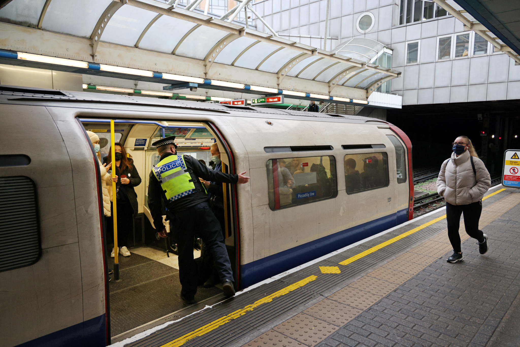 Un agent de la British Transport Police dans un train à la station Hammersmith à Londres.