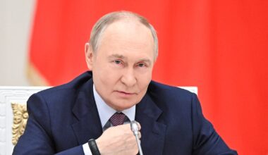 Le président russe Vladimir Poutine préside une réunion du Conseil présidentiel pour la mise en œuvre de la politique d'État en matière de démographie et de politique familiale au Kremlin, à Moscou, le 23 octobre 2025.