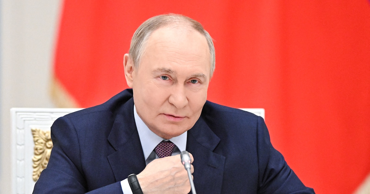 Le président russe Vladimir Poutine préside une réunion du Conseil présidentiel pour la mise en œuvre de la politique d'État en matière de démographie et de politique familiale au Kremlin, à Moscou, le 23 octobre 2025.