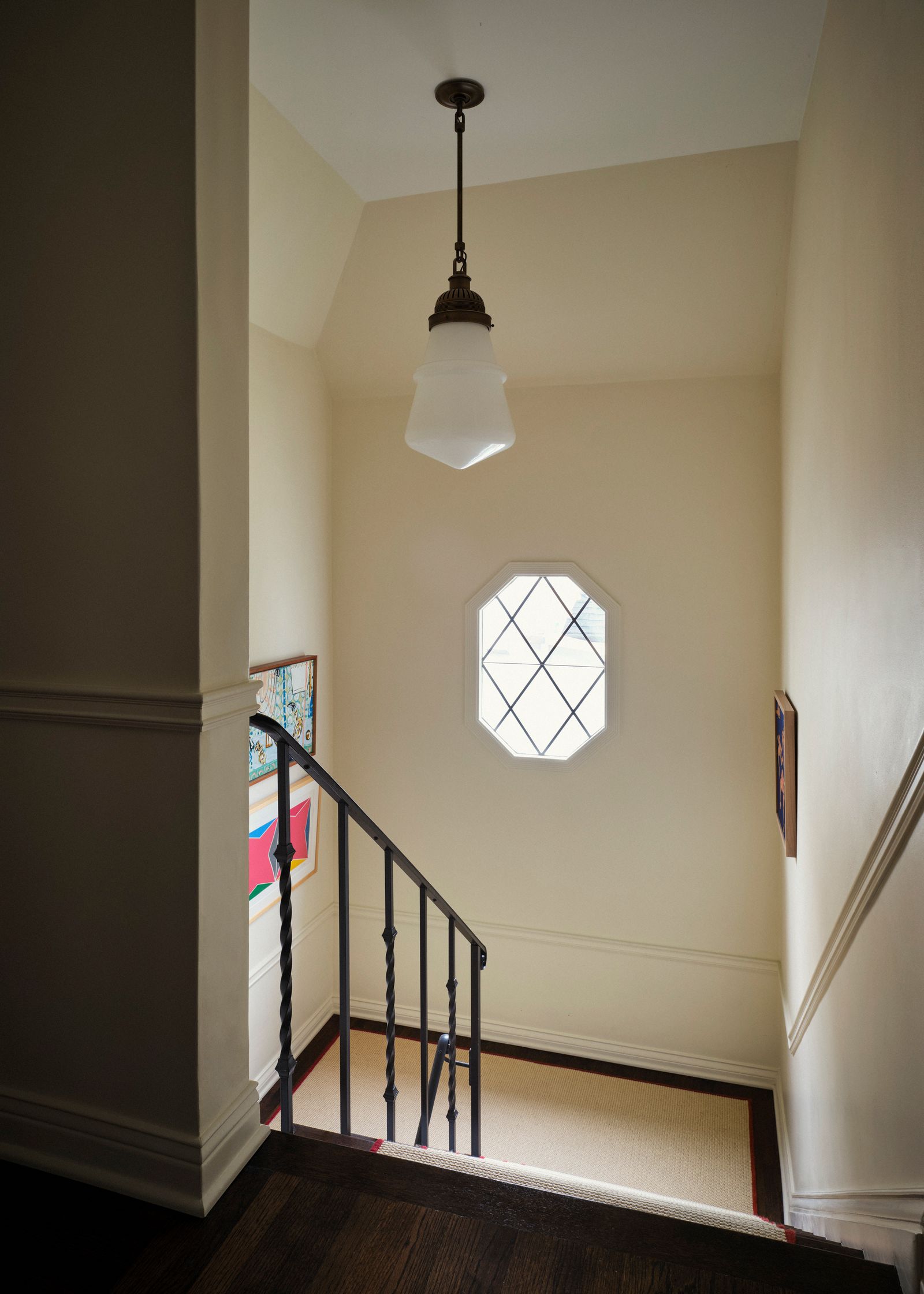 L'escalier est surmont d'une suspension Urban Electric. Tapis Melrose Carpet.