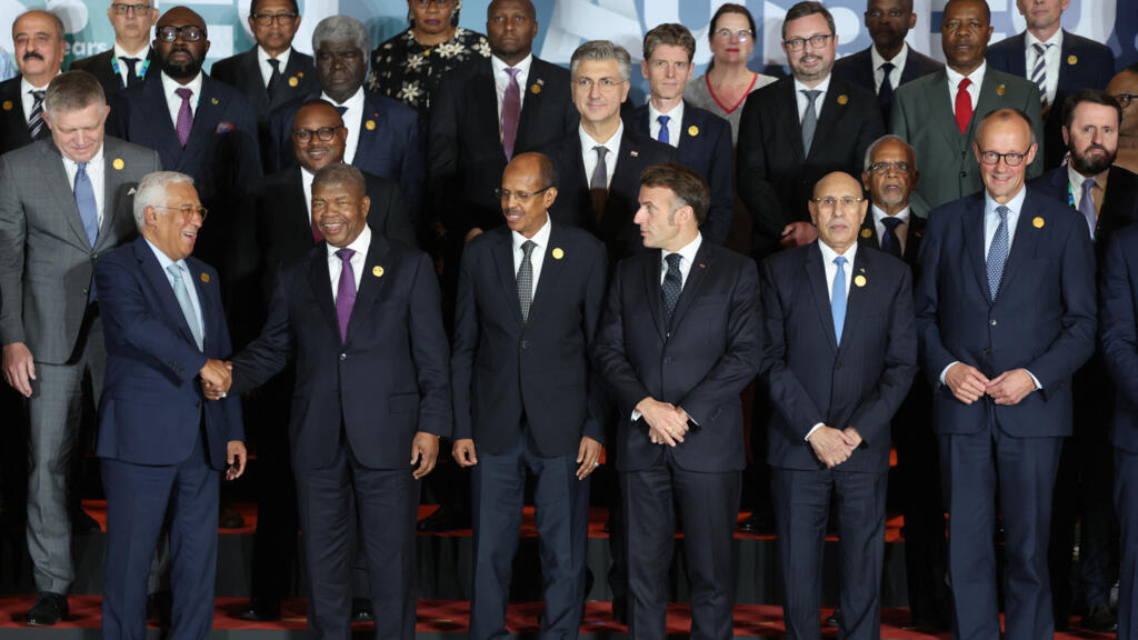 (De gauche à droite) Le président du Conseil européen Antonio Costa, le président angolais Joao Lourenco, le président de la Commission de l'Union africaine Mahamoud Ali Youssouf, le président français Emmanuel Macron, le président mauritanien Mohamed Ould Ghazouani et le chancelier allemand Friedrich Merz posent à la fin de la première journée du sommet Union africaine (UA) - Union européenne (UE) au Salao Protocolar à Luanda, en Angola, le 24 novembre 2025.
