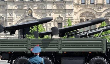 Un camion militaire russe transportant des drones kamikaze Geran-2 sur la place Rouge lors du défilé militaire du 9 mai 2025 à Moscou