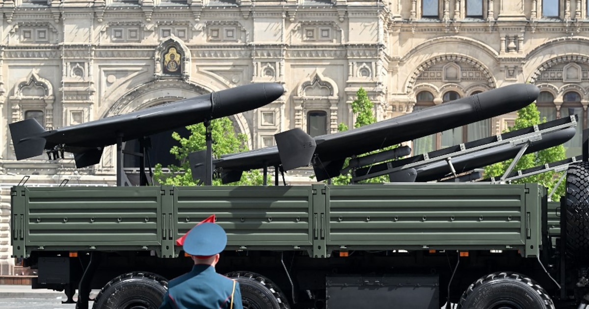 Un camion militaire russe transportant des drones kamikaze Geran-2 sur la place Rouge lors du défilé militaire du 9 mai 2025 à Moscou