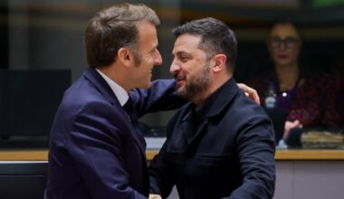 Le président ukrainien Volodymyr Zelensky (d) est accueilli par le président français Emmanuel Macron lors d'une réunion du Conseil européen qui rassemble les 27 dirigeants de l'UE, à Bruxelles, le 23 octobre 2025