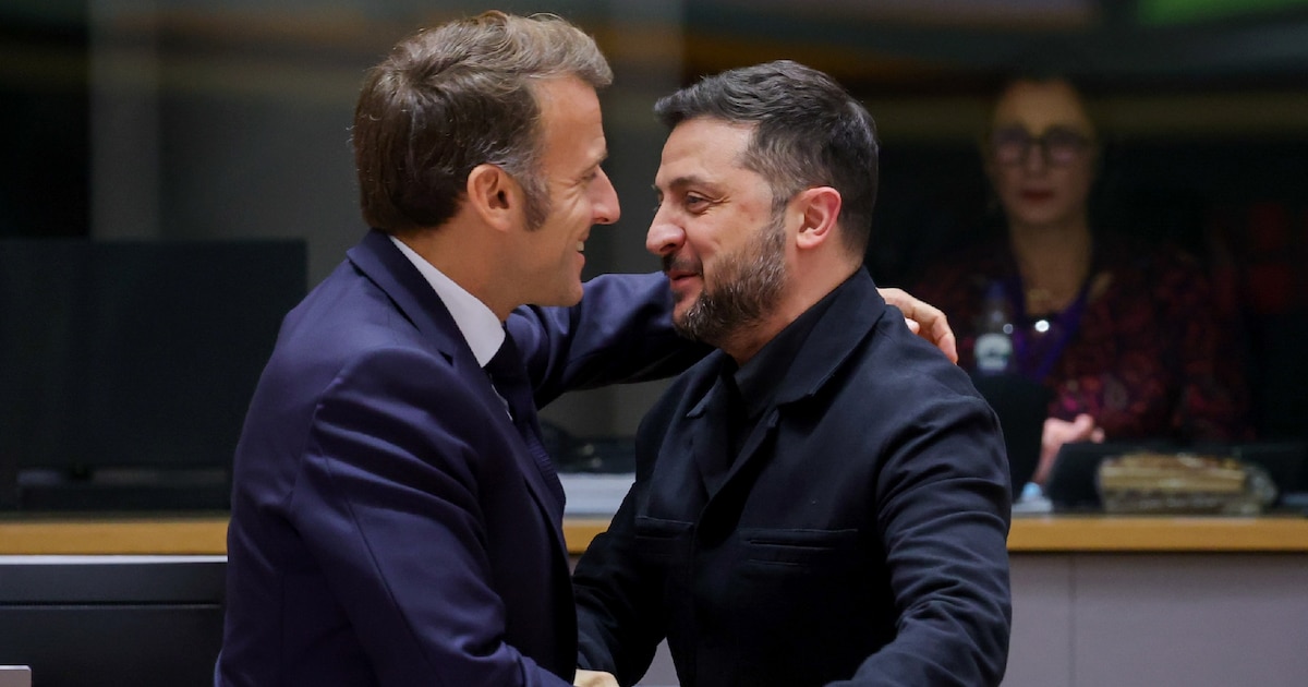 Le président ukrainien Volodymyr Zelensky (d) est accueilli par le président français Emmanuel Macron lors d'une réunion du Conseil européen qui rassemble les 27 dirigeants de l'UE, à Bruxelles, le 23 octobre 2025