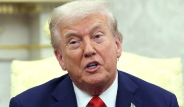 Le président américain Donald Trump s'exprime dans le bureau ovale de la Maison Blanche, à Washington, le 9 octobre 2025