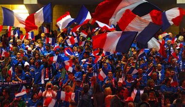 Coupe Davis > "La mythique Coupe Davis dans le hall 37 du Parc des Expositions sans vie de Bologne. Quelle tristesse de voir cette légendaire compétition vieille de 125 ans se perdre dans un lieu aussi sordide" explique Fabrice Abgrall, journaliste à France Info.