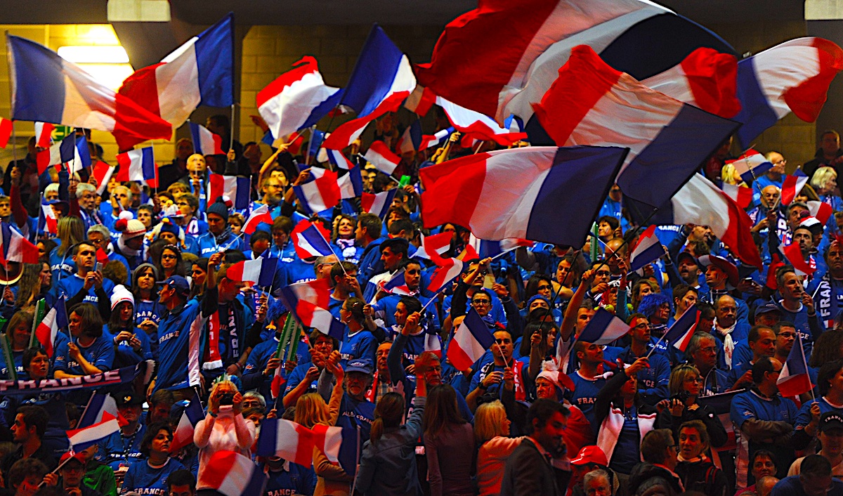 Coupe Davis > "La mythique Coupe Davis dans le hall 37 du Parc des Expositions sans vie de Bologne. Quelle tristesse de voir cette légendaire compétition vieille de 125 ans se perdre dans un lieu aussi sordide" explique Fabrice Abgrall, journaliste à France Info.