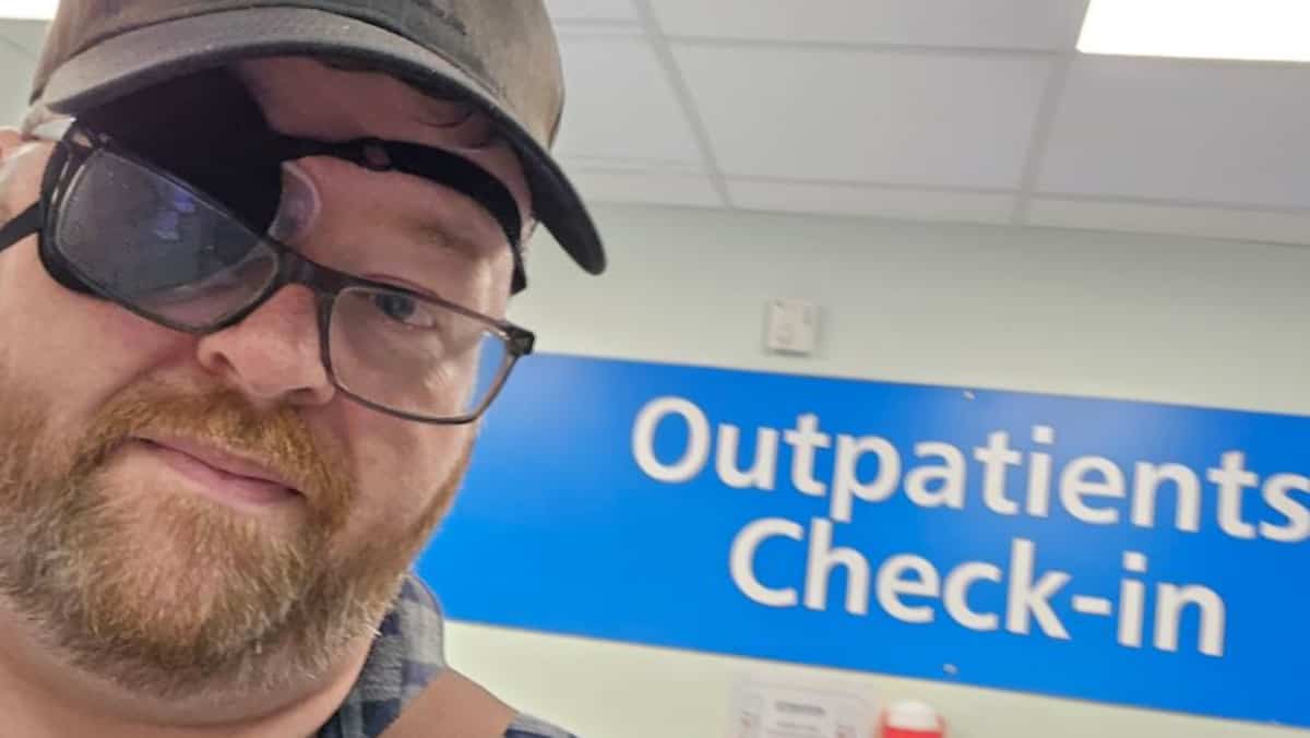 «J’ai eu une opération à un oeil et depuis, j’hallucine des femmes à grosses poitrines»: cet homme a eu une complication plutôt inattendue après une chirurgie de routine