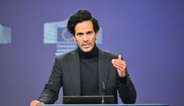 BRUXELLES, BELGIQUE - 13 JANVIER : Le porte-parole de la Commission européenne (UE) pour les affaires étrangères, Anouar El Anouni (photo), fait des déclarations concernant les relations de l'UE avec le nouveau gouvernement syrien à Bruxelles, en Belgique, le 13 janvier 2025. Dursun Aydemir / Anadolu (Photo par Dursun Aydemir / Anadolu via AFP)