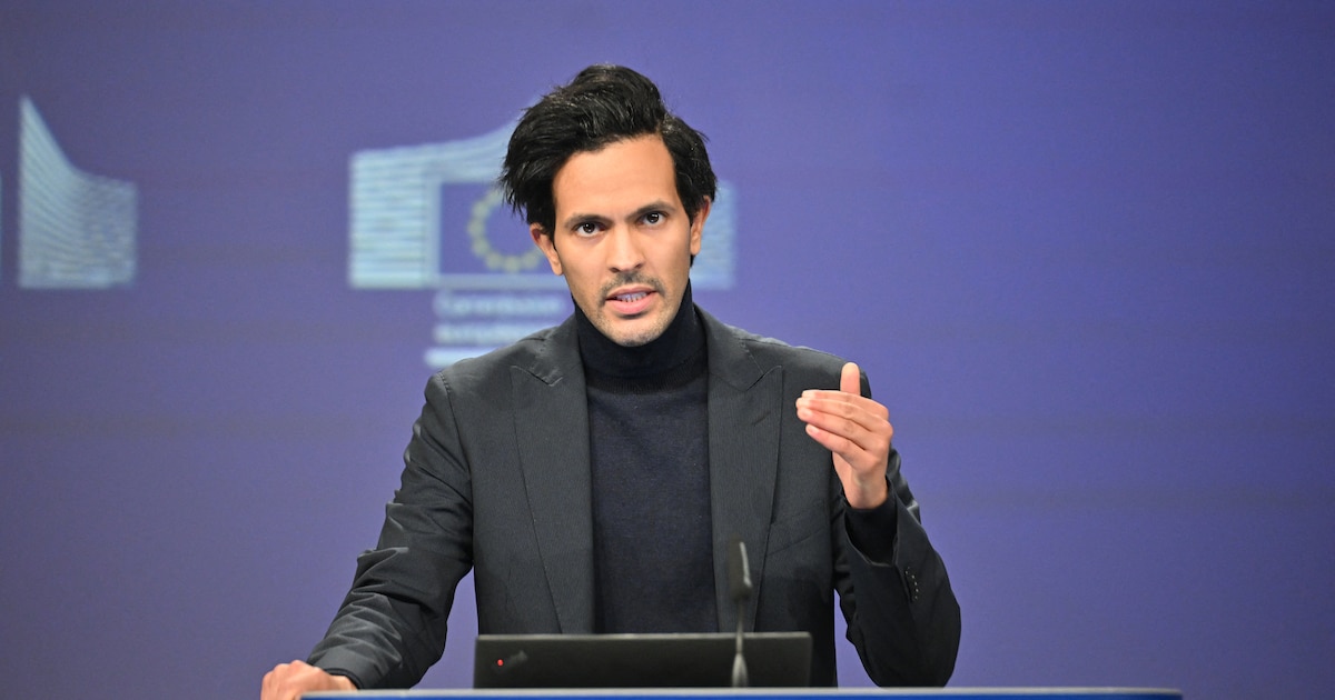 BRUXELLES, BELGIQUE - 13 JANVIER : Le porte-parole de la Commission européenne (UE) pour les affaires étrangères, Anouar El Anouni (photo), fait des déclarations concernant les relations de l'UE avec le nouveau gouvernement syrien à Bruxelles, en Belgique, le 13 janvier 2025. Dursun Aydemir / Anadolu (Photo par Dursun Aydemir / Anadolu via AFP)