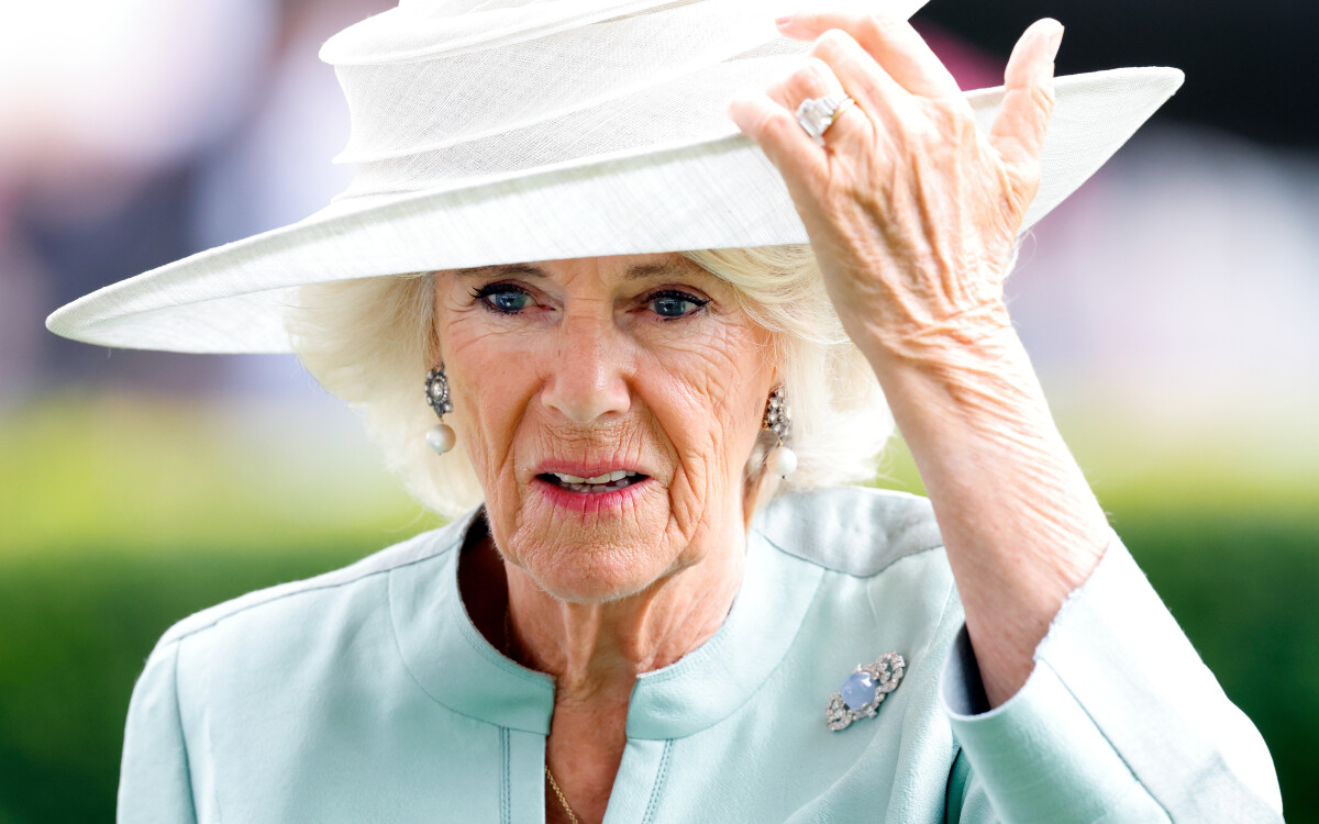 Camilla, alors duchesse de Cornouailles, parée pour les courses d'Ascot le 23 juillet 2022.
