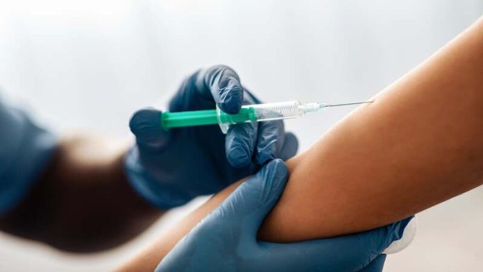 Grippe la France renforce sa vaccination pour éviter un nouvel hiver meurtrier Ma Santé Une jeune femme qui se fait vacciner contre la grippe pour se protéger, elle et les autres, face à l'épidémie de cet hiver.