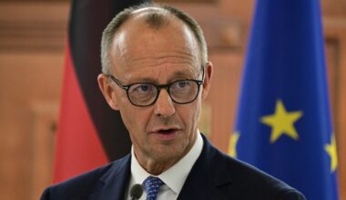 Le chancelier allemand Friedrich Merz parle à la presse à Chisinau, en Moldavie, le 27 août 2025