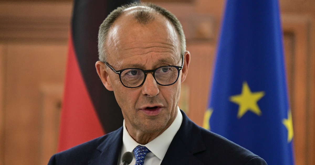 Le chancelier allemand Friedrich Merz parle à la presse à Chisinau, en Moldavie, le 27 août 2025