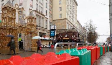 Le marché de Noël de Magdebourg, en Allemagne, protégé par des blocs de béton, le 20 novembre 2025