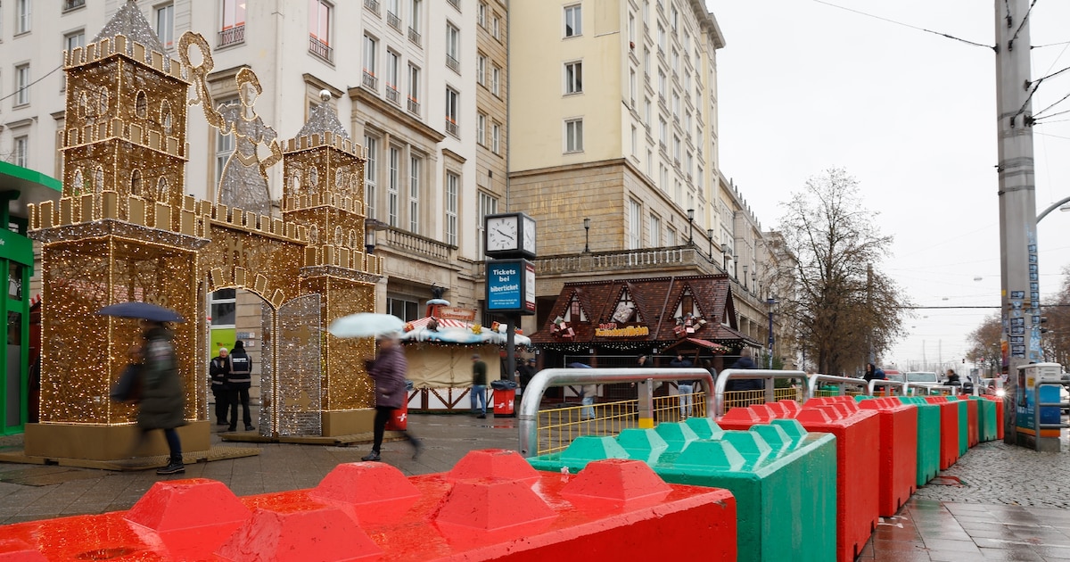 Le marché de Noël de Magdebourg, en Allemagne, protégé par des blocs de béton, le 20 novembre 2025
