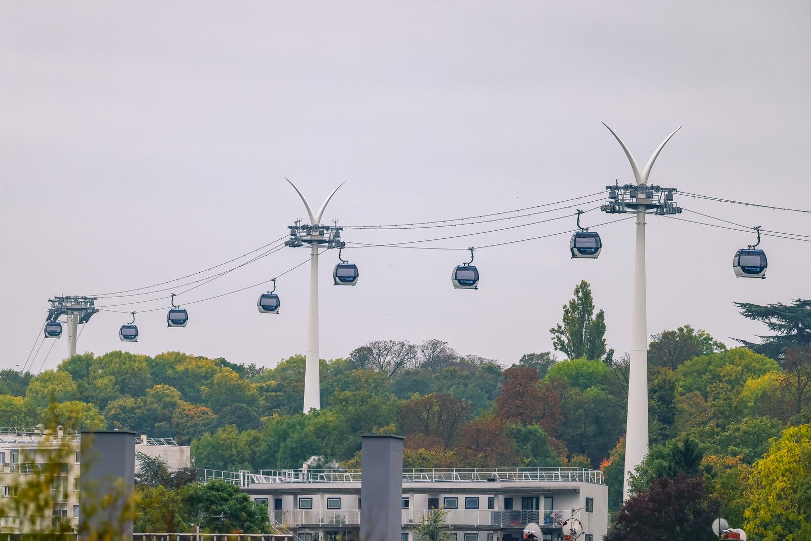 Le premier tlphrique dÎledeFrance et ses tlcabines apparaissent à Paris