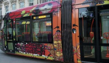 accident entre une voiture et un tramway, une femme enceinte blessée