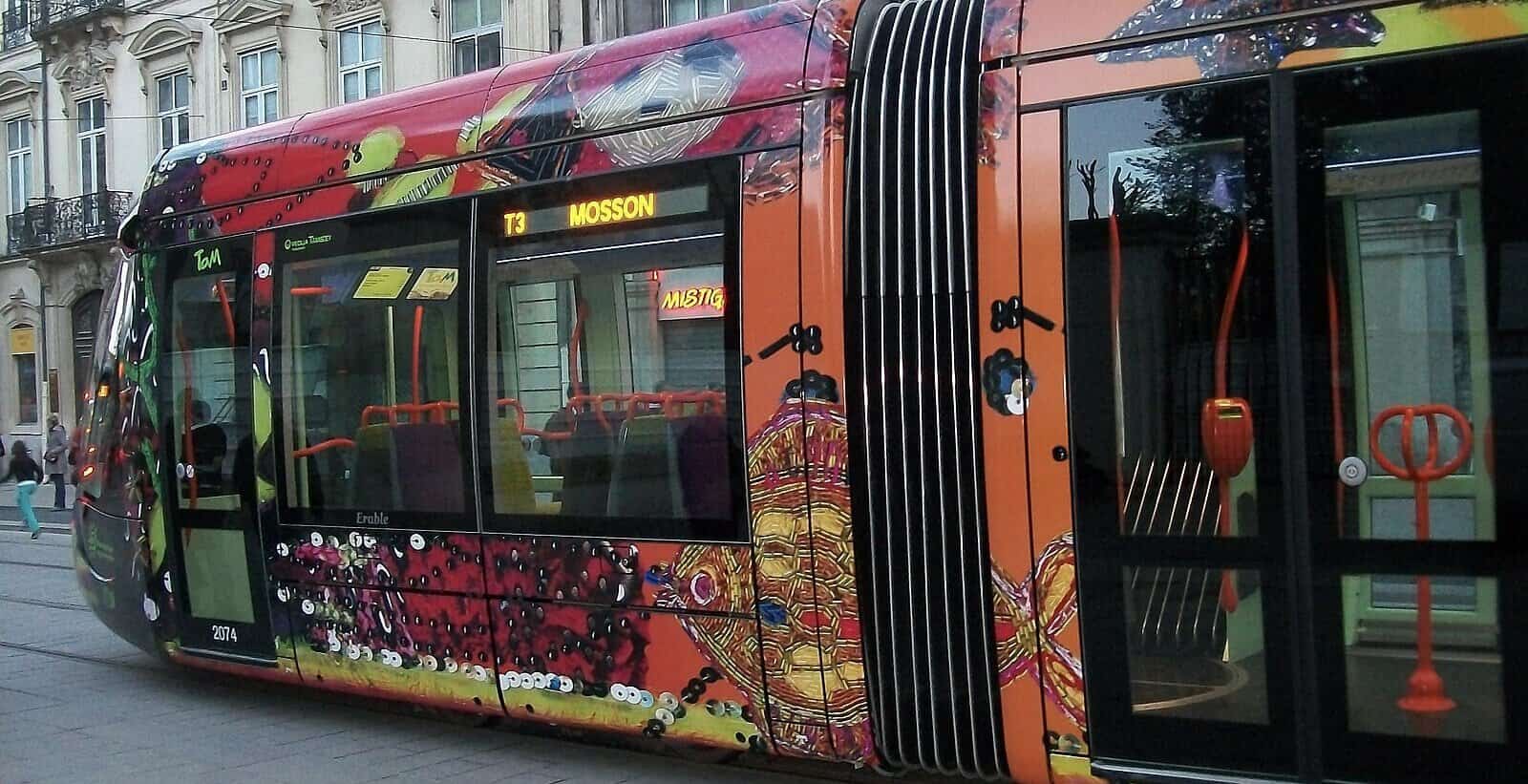 accident entre une voiture et un tramway, une femme enceinte blessée