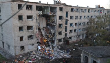 Un immeuble touché par une attaque russe à Zaporijjia, en Ukraine, le 30 octobre 2025