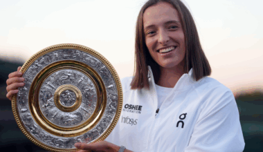 Iga Swiatek avec son trophée de Wimbledon (Source : Alamy)