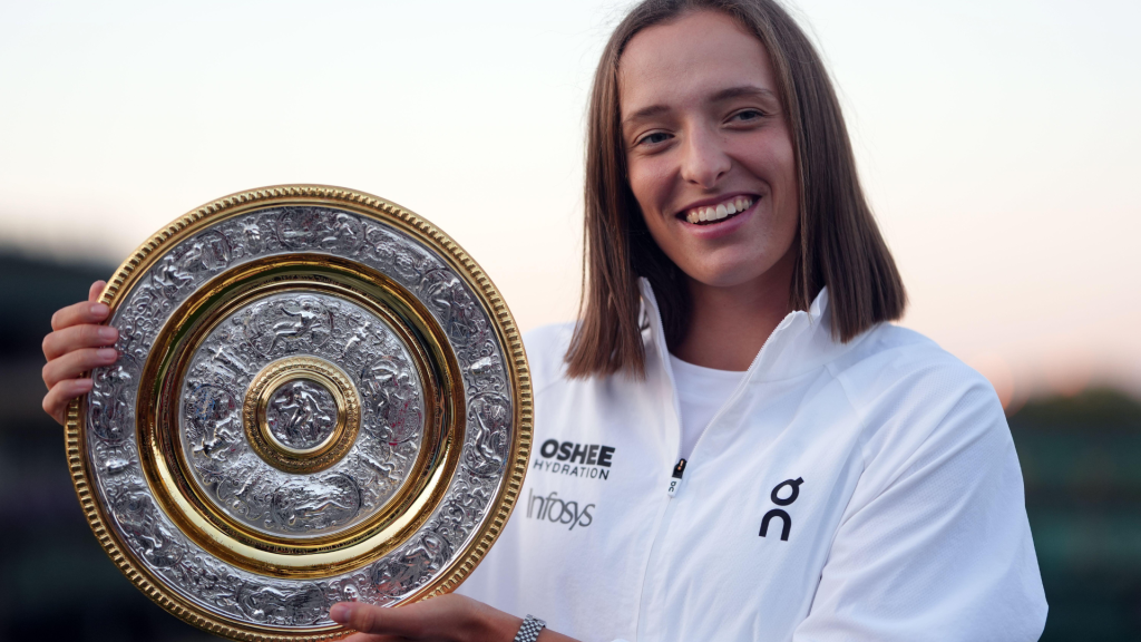 Iga Swiatek avec son trophée de Wimbledon (Source : Alamy)