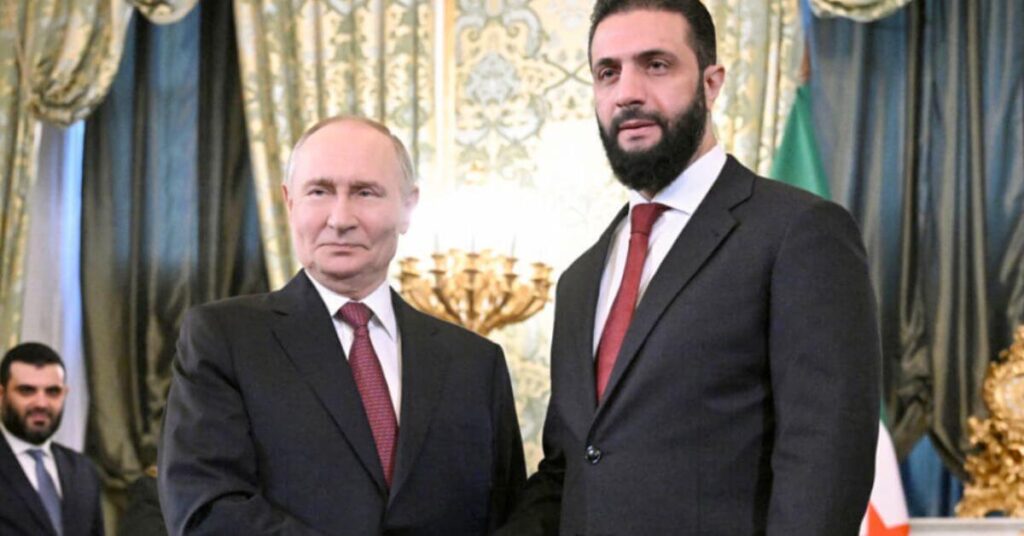 Rencontre officielle à Moscou entre un dirigeant russe et un représentant syrien, illustrant le renforcement des relations diplomatiques entre la Russie et la nouvelle Syrie dans un contexte géopolitique en mutation.