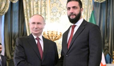 Rencontre officielle à Moscou entre un dirigeant russe et un représentant syrien, illustrant le renforcement des relations diplomatiques entre la Russie et la nouvelle Syrie dans un contexte géopolitique en mutation.
