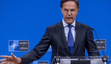 Mark Rutte, secrétaire général de l’OTAN, s’exprime lors d’une conférence de presse à Bruxelles sur les capacités militaires européennes face à la Russie.