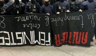 Une enquête administrative ouverte sur une photo de policiers posant derrière une banderole féministe à l’envers – Libération