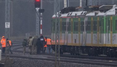 Les enquêteurs examinent les rails d'une voie ferrée endommagée par des explosifs à Mika (Pologne), le 17 novembre 2025.