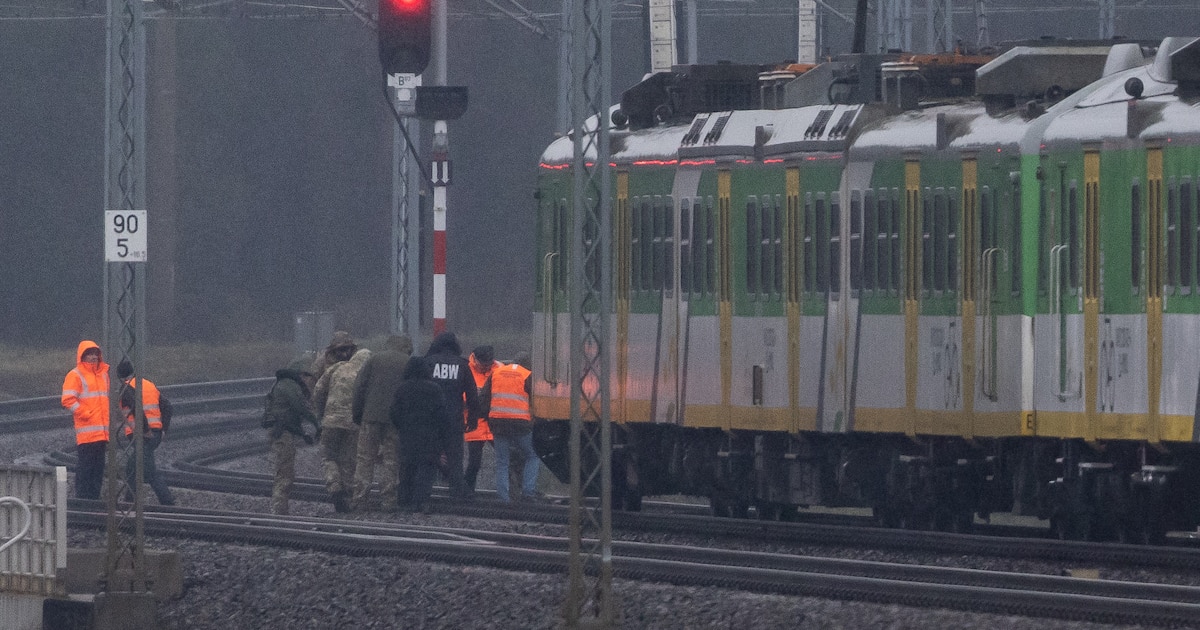Les enquêteurs examinent les rails d'une voie ferrée endommagée par des explosifs à Mika (Pologne), le 17 novembre 2025.